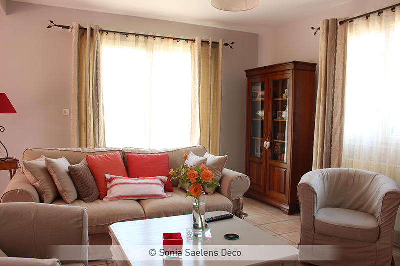 Aménager un salon dans un style campagne british en conservant des meubles rustiques