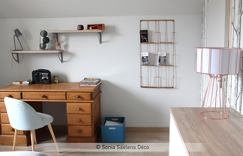 Bleu, bois et blanc dans une chambre d’amis