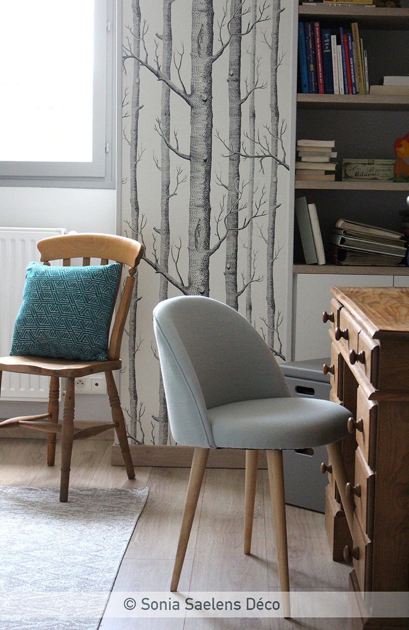 Bleu, bois et blanc dans une chambre d’amis