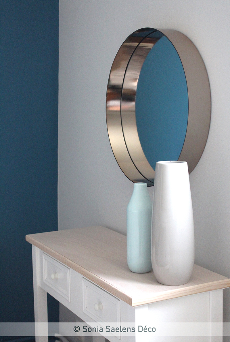 Bleu, bois et blanc dans une chambre d’amis