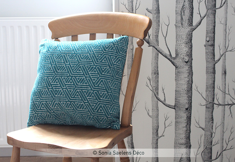 Bleu, bois et blanc dans une chambre d’amis