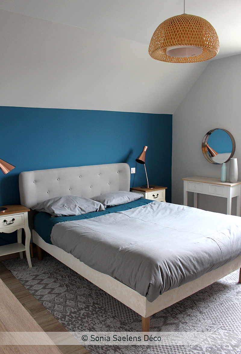 Bleu, bois et blanc dans une chambre d’amis