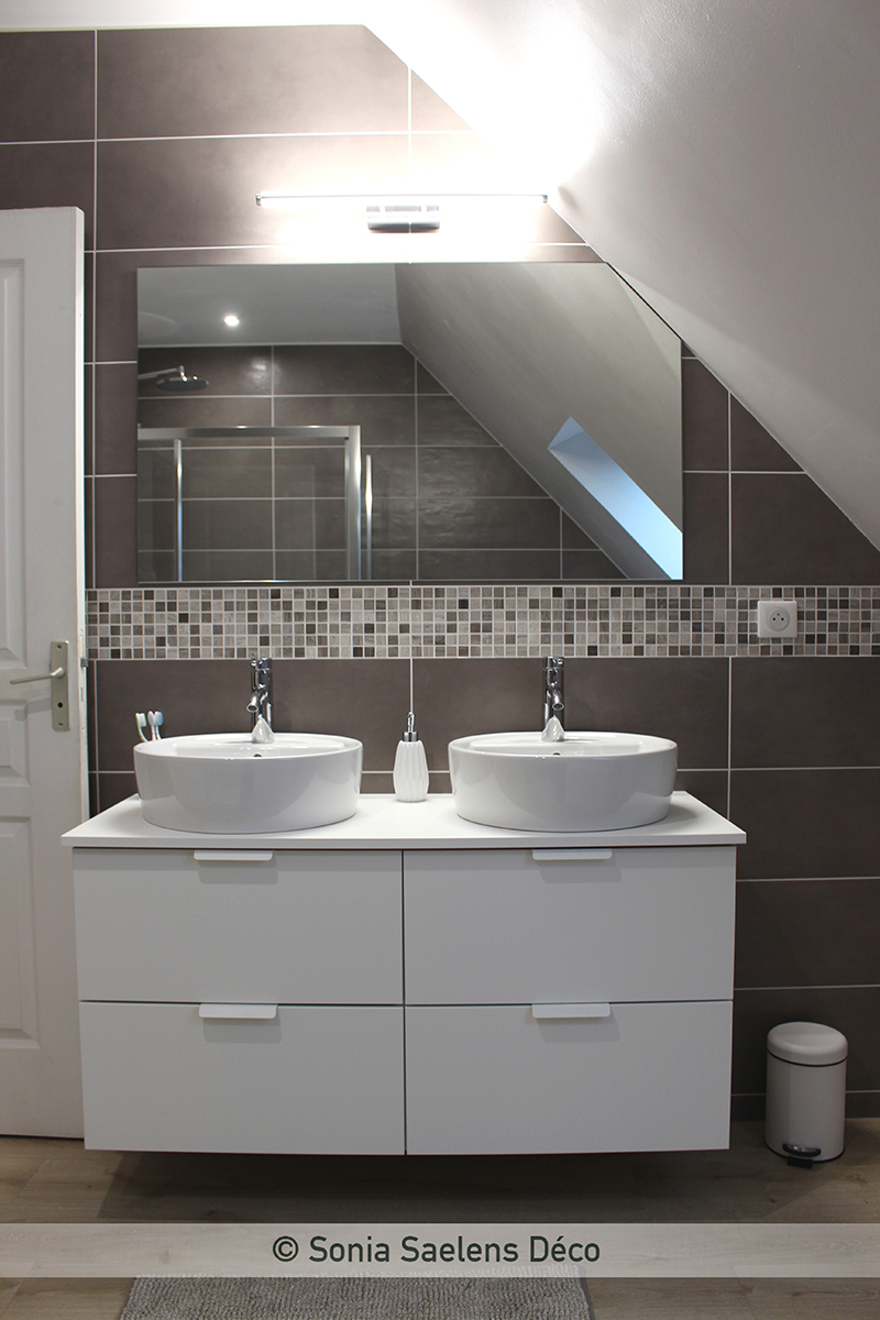 Comment aménager une salle de bain moderne et chaleureuse