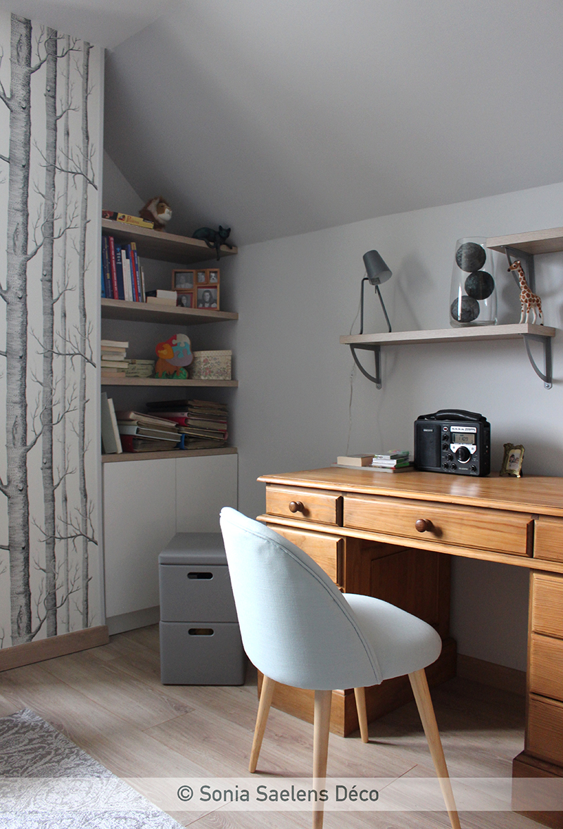 Bleu, bois et blanc dans une chambre d’amis