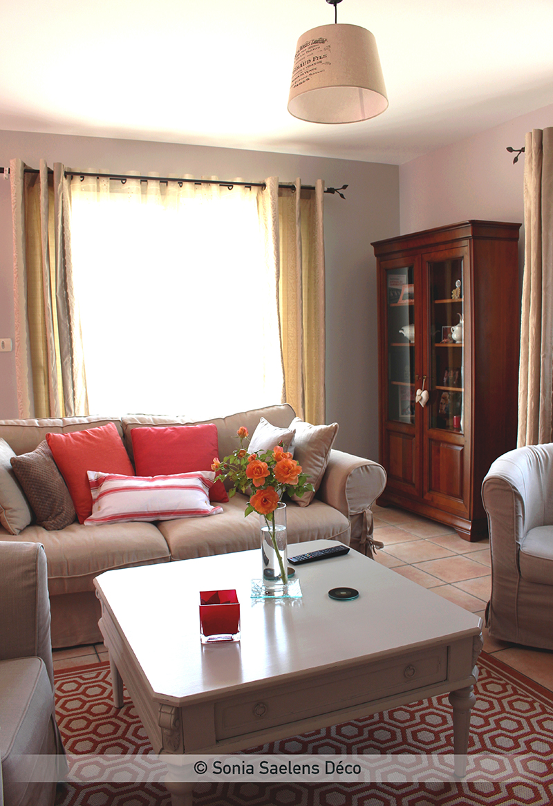 Aménager un salon dans un style campagne british en conservant des meubles rustiques