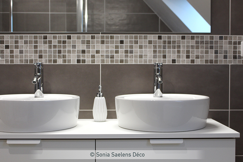 Comment aménager une salle de bain moderne et chaleureuse