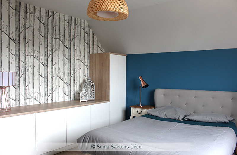 Bleu, bois et blanc dans une chambre d’amis