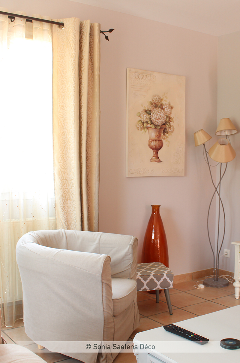 Aménager un salon dans un style campagne british en conservant des meubles rustiques