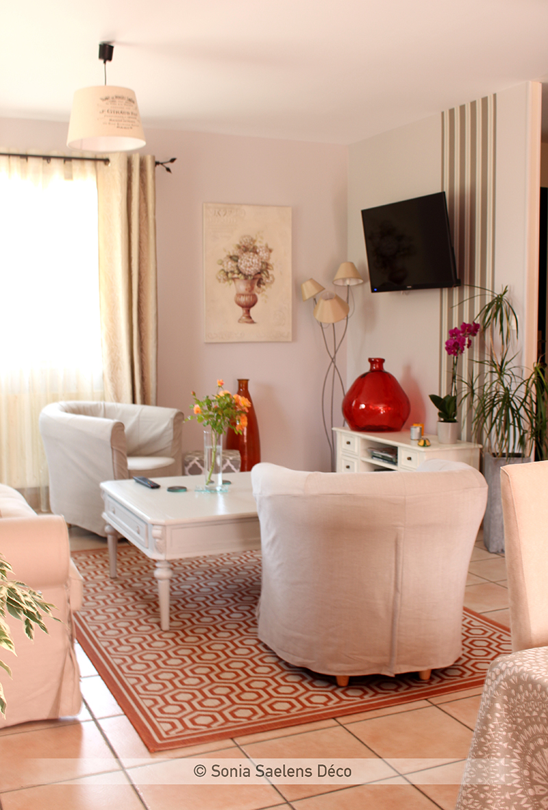 Aménager un salon dans un style campagne british en conservant des meubles rustiques