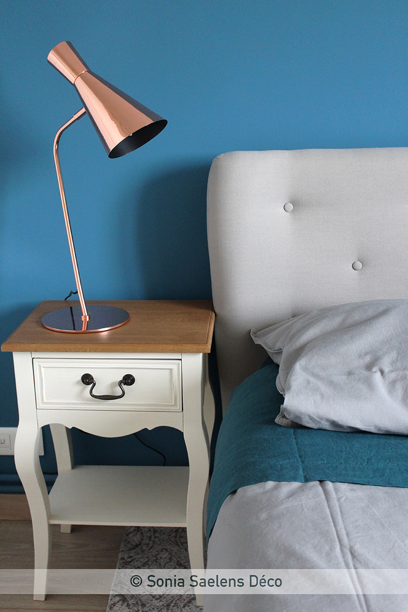 Bleu, bois et blanc dans une chambre d’amis