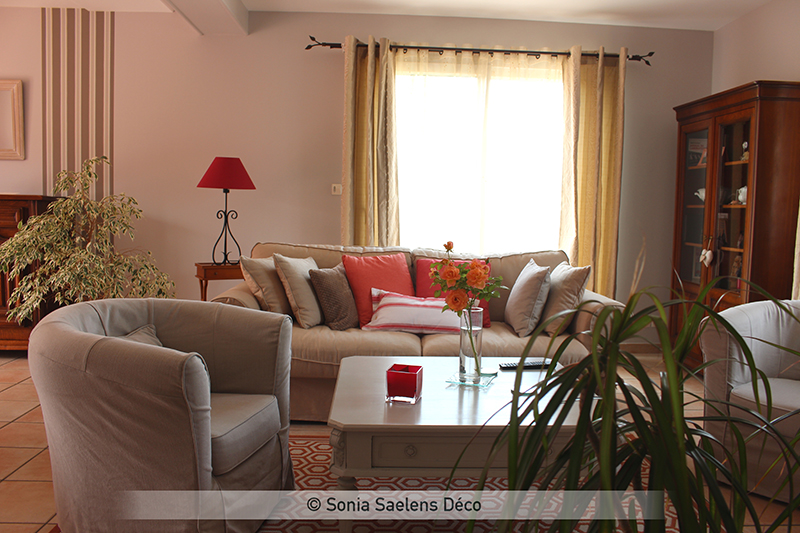 Aménager un salon dans un style campagne british en conservant des meubles rustiques