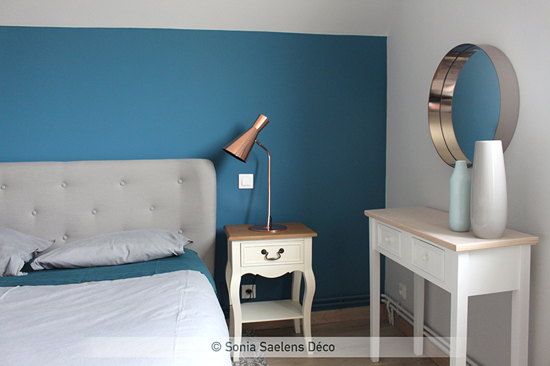 Bleu, bois et blanc dans une chambre d’amis