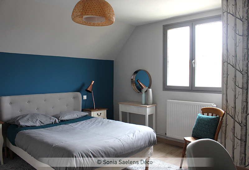 Bleu, bois et blanc dans une chambre d’amis