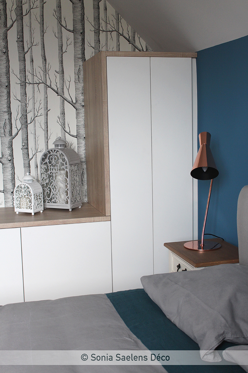 Bleu, bois et blanc dans une chambre d’amis