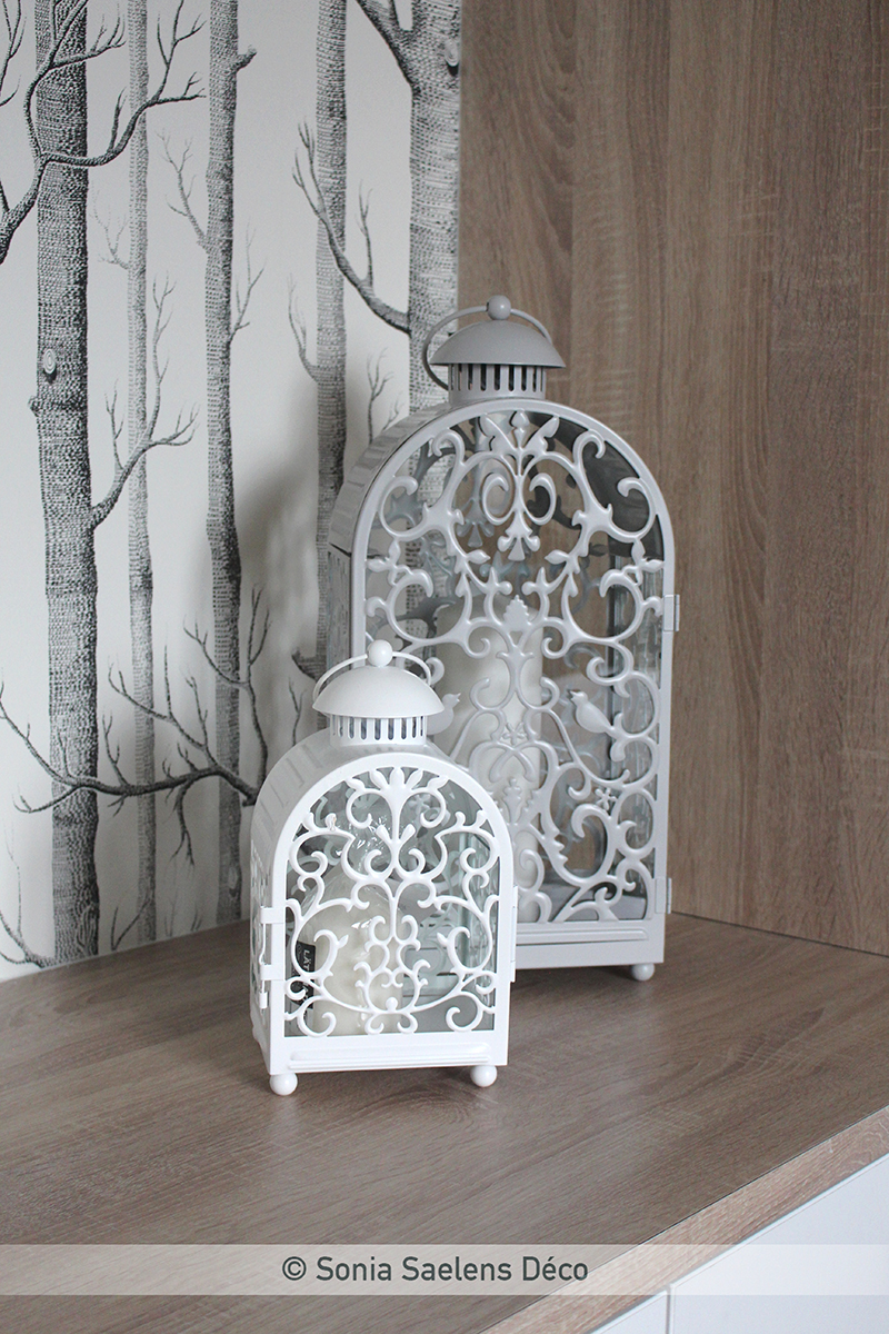 Bleu, bois et blanc dans une chambre d’amis