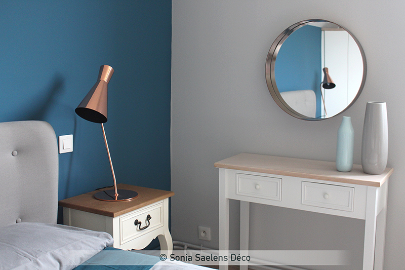 Bleu, bois et blanc dans une chambre d’amis