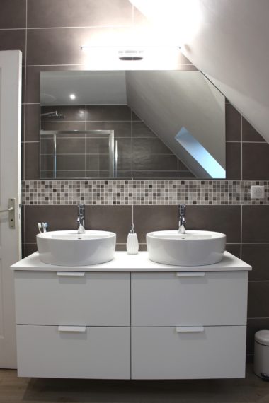 Comment aménager une salle de bain moderne et chaleureuse