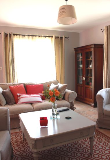 Aménager un salon dans un style campagne british en conservant des meubles rustiques