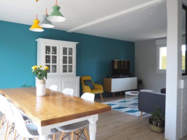 Une pièce de vie lumineuse et colorée