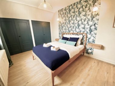 Une chambre en bleu et bois