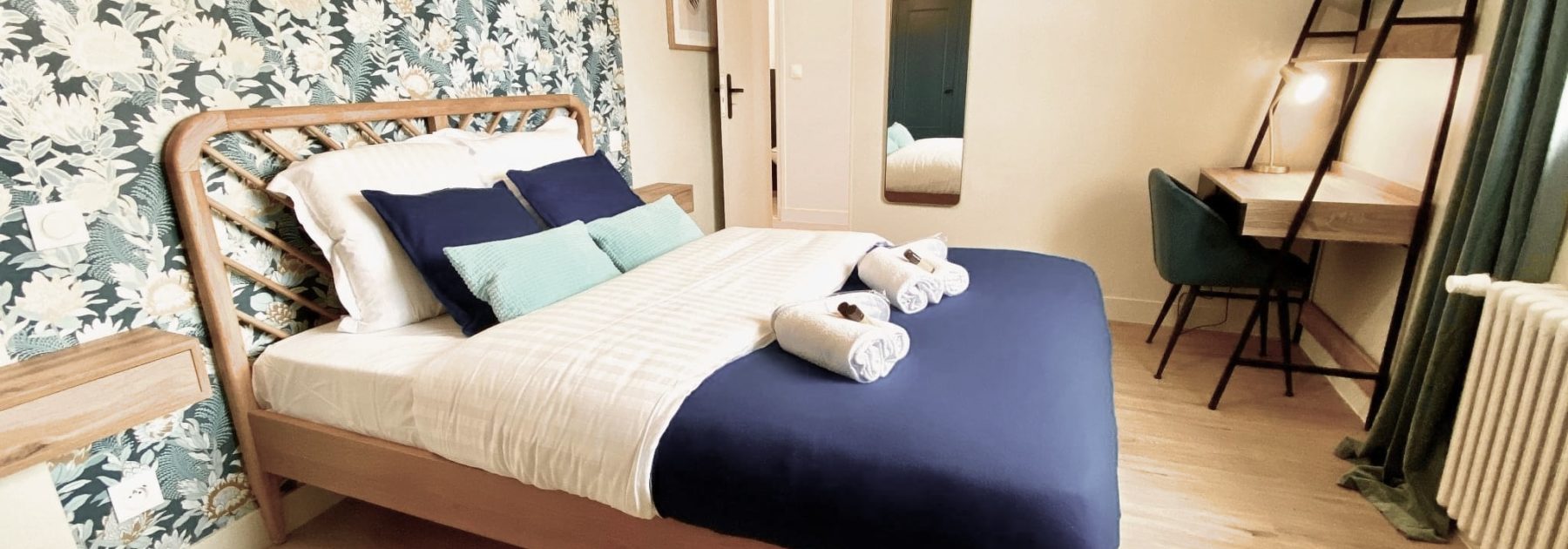 Une chambre en bleu et bois