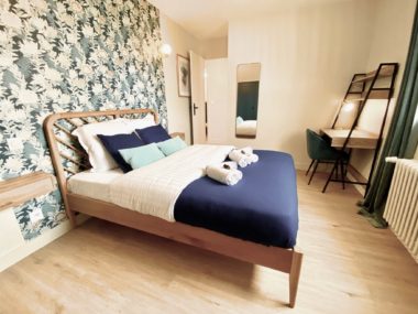 Une chambre en bleu et bois