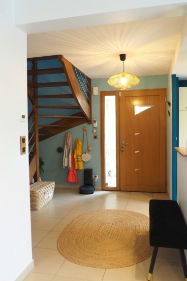 Ambiance cosy et joyeuse dans une pièce de vie familiale