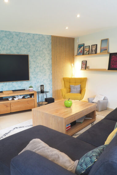 Ambiance cosy et joyeuse dans une pièce de vie familiale