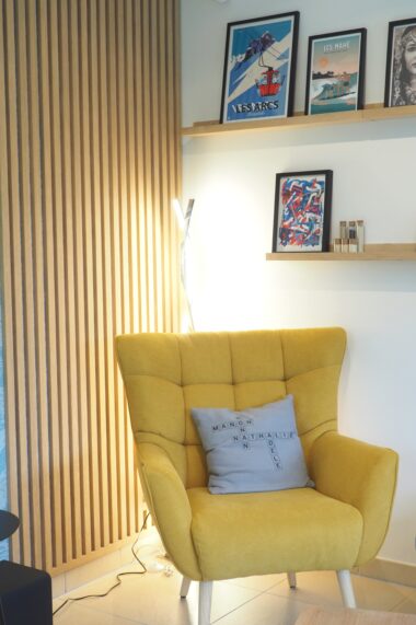 Ambiance cosy et joyeuse dans une pièce de vie familiale