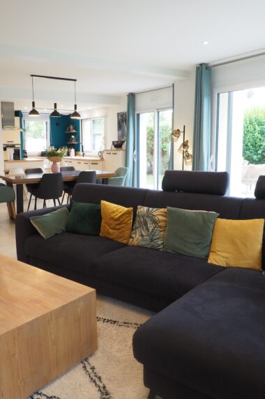 Ambiance cosy et joyeuse dans une pièce de vie familiale