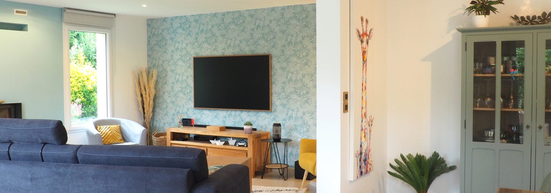 Ambiance cosy et joyeuse dans une pièce de vie familiale