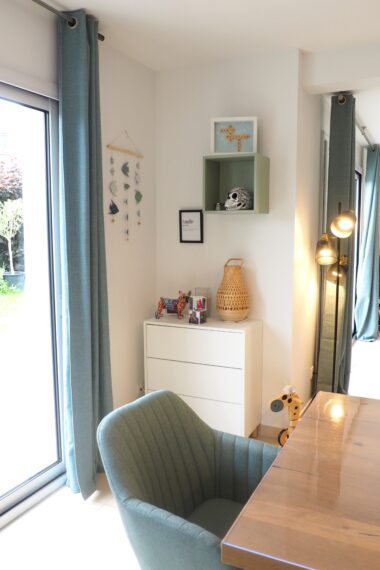 Ambiance cosy et joyeuse dans une pièce de vie familiale