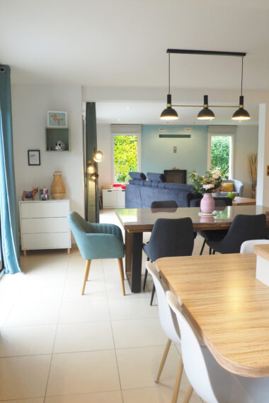 Ambiance cosy et joyeuse dans une pièce de vie familiale
