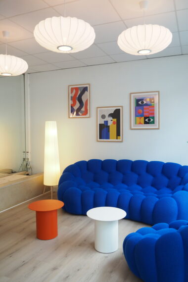 Espace de détente aménagé avec assises courbes et couleurs vives au studio Duchess Production à Caen