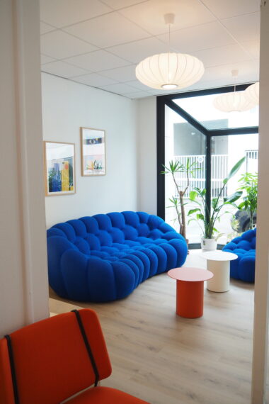 Espace de détente aménagé avec assises enveloppantes et couleurs vives au studio Duchess Production à Caen