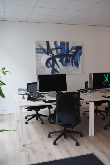 Espace de bureau et coworking fonctionnel avec éclairage soutenu dans un studio d'enregistrement à Caen