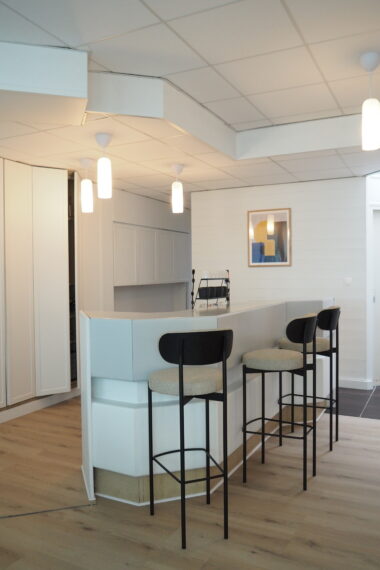 Aménagement du coin bar convivial pour l'équipe du studio d'enregistrement Duchess Production à Caen