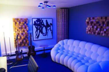 Coin détente dans la cabine d'enregistrement rénovée du studio Duchess Production à Caen
