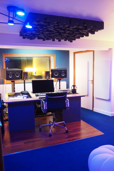 Cabine d'enregistrement rénovée du studio Duchess Production à Caen avec éclairage doux