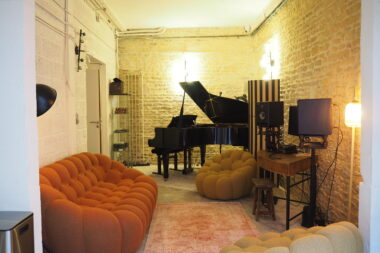 Salle de composition rénovée pour le label Duchess Production à Caen