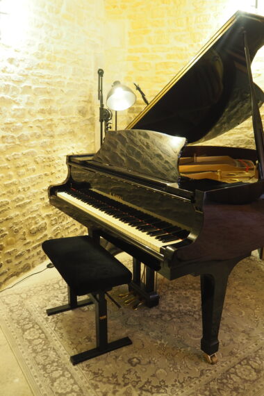 Zoom sur les instruments de musique et le piano dans la salle de composition du studio Duchess Production à Caen